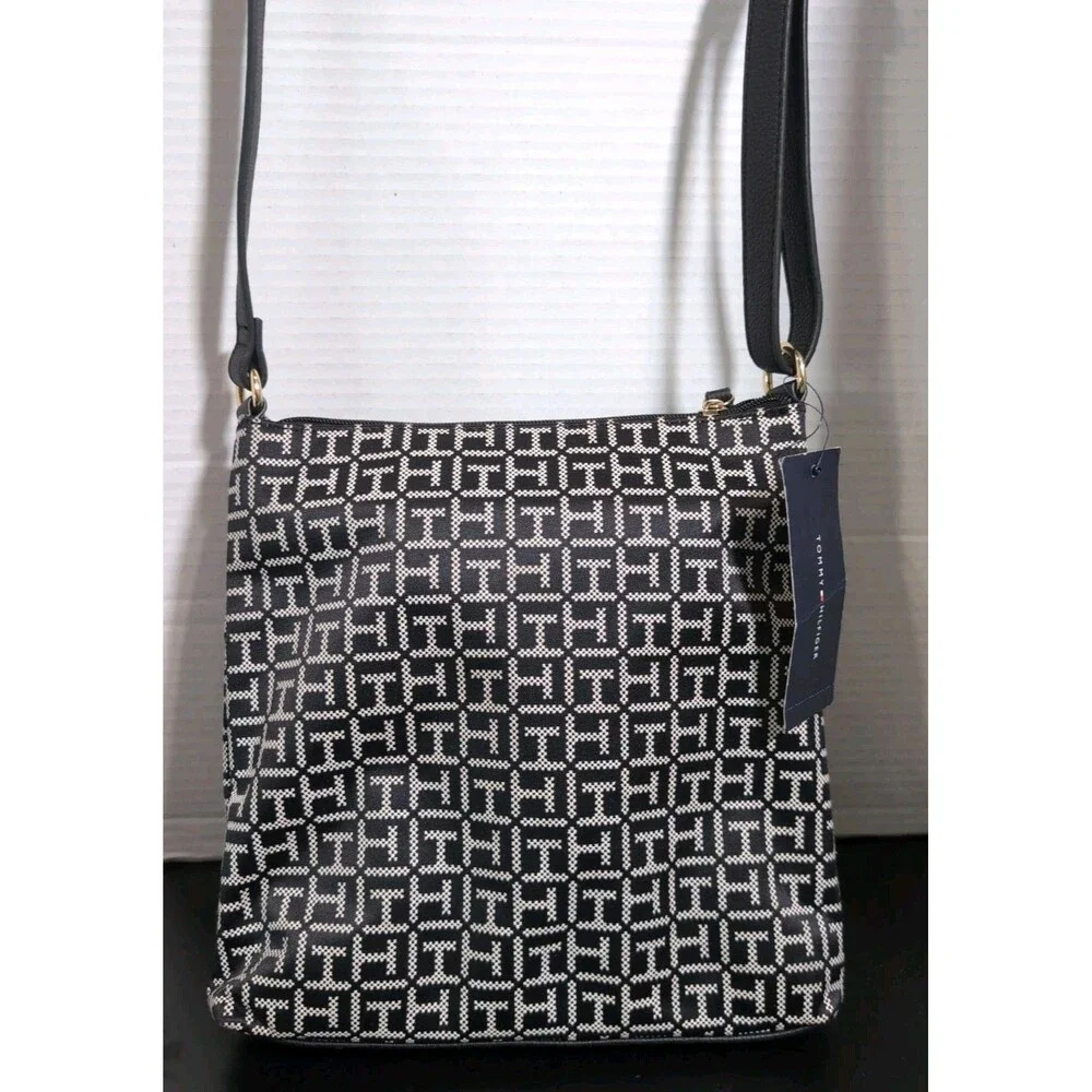 TOMMY HILFIGER LOGO BLACK/WHITE CROSSBODY/MESSENGER BAG ADJUSTABLE STRAP NWT $78